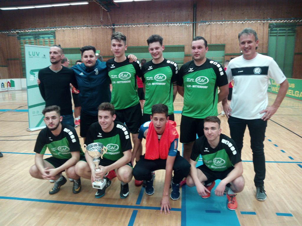 Das Siegerteam mit Jürgen Posch (Betreuer) und ihrem Trainer Andreas Breidler