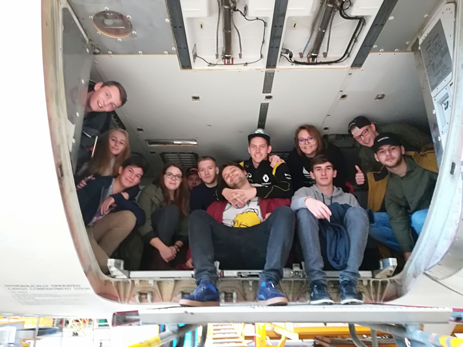 Schüler/innen im Laderaum eines Flugzeuges