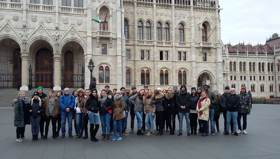 Vor dem Parlament Vor dem Parlament