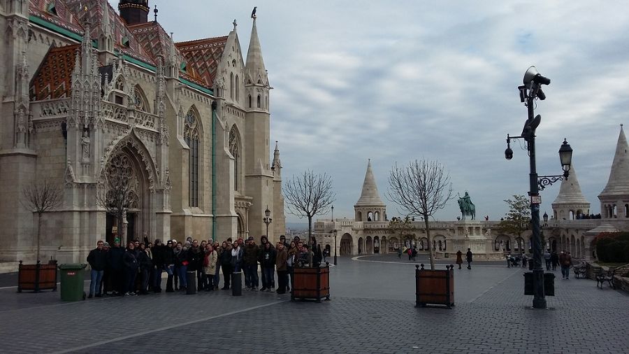 Erinnerungsfoto vor der berühmten Matthiaskirche Erinnerungsfoto vor der berühmten Matthiaskirche