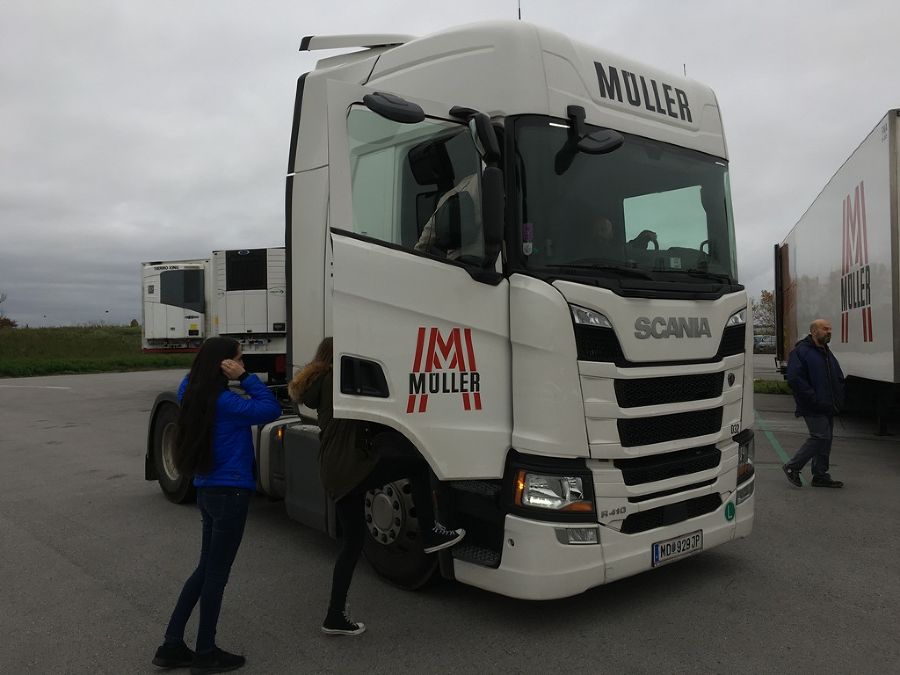 Das Highlight des Tages - wir durften mit einer neuen Scania Zugmaschine mitfahren