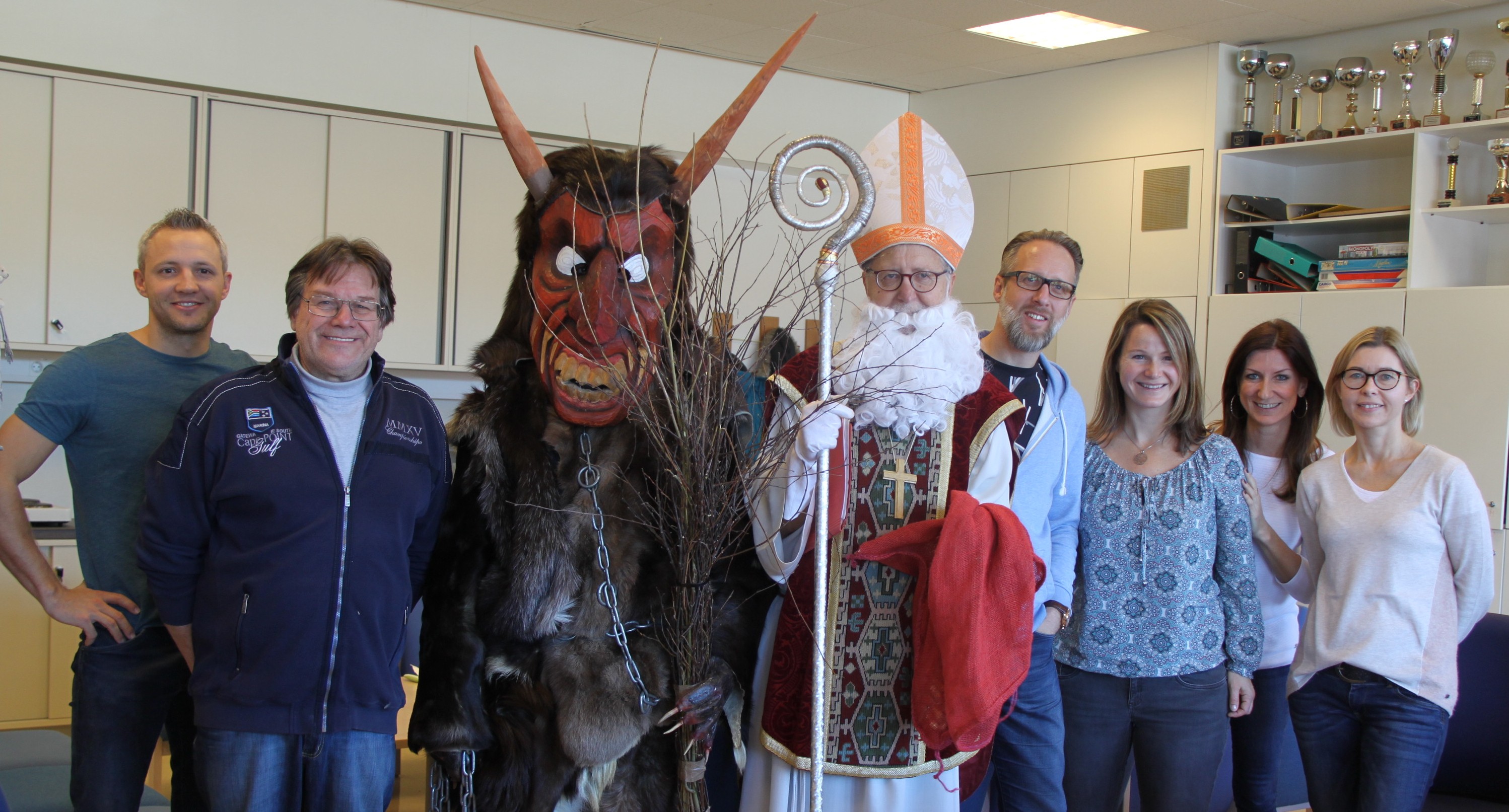 Krampus und Nikolaus im Kreise einiger Lehrer/innen