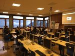 Die 2 Jus-Studenten mit den Schüler/-innen © LBS Mitterdorf