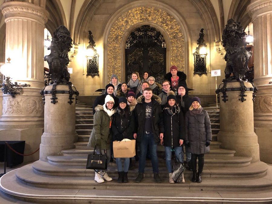 Vor dem Rathaus in Hamburg