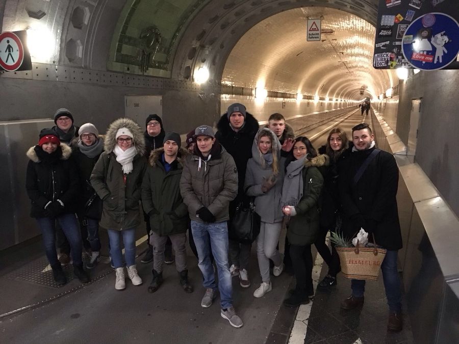 Die Schüler/-innen im Elbtunnel