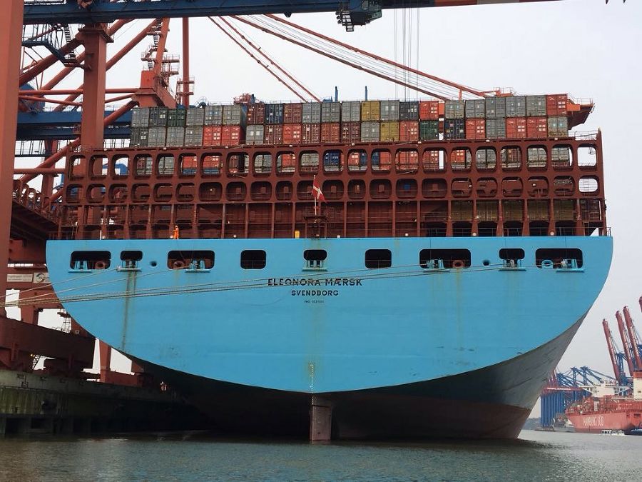 Riesencontainerschiff im Hamburger Hafen