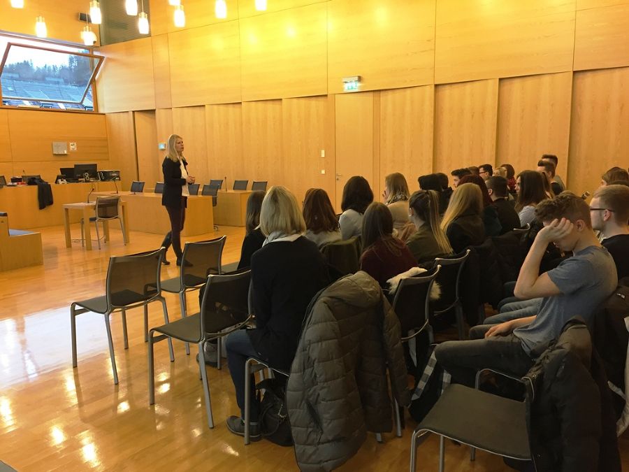 Die Richterin, Frau Mag. Anzenberger, mit den Exkursionsteilnehmern