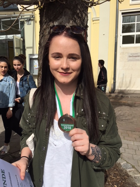 Stefanie zeigt voll Stolz ihre Medaille