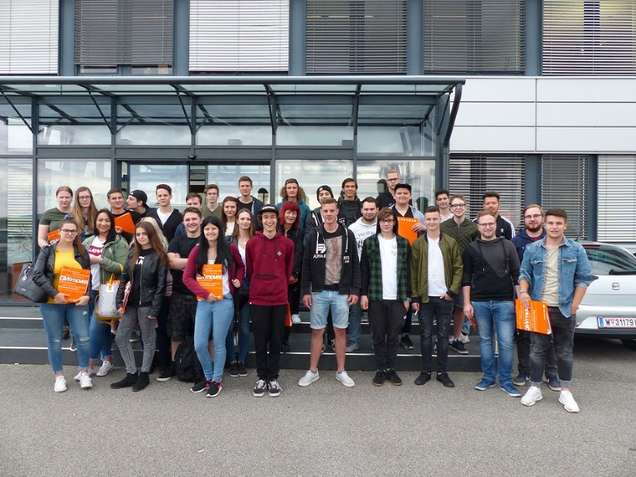 Gruppenfoto vor dem Haupteingang