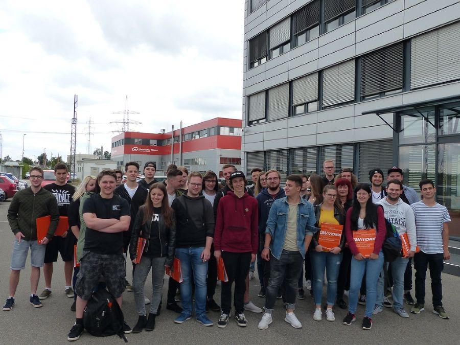 Gruppenfoto mit Blick auf das Bürogebäude