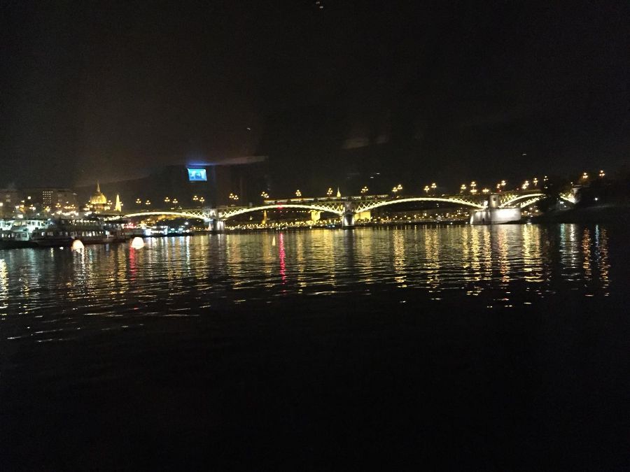 Schöner Ausblick vom Schiff auf die Stadt