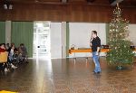 Der Schulsprecher Dominik Ferschin bei seiner Begrüßung 