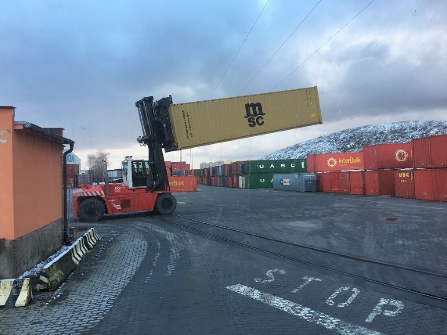 40'' Container beim Transport (Metrans Prag)