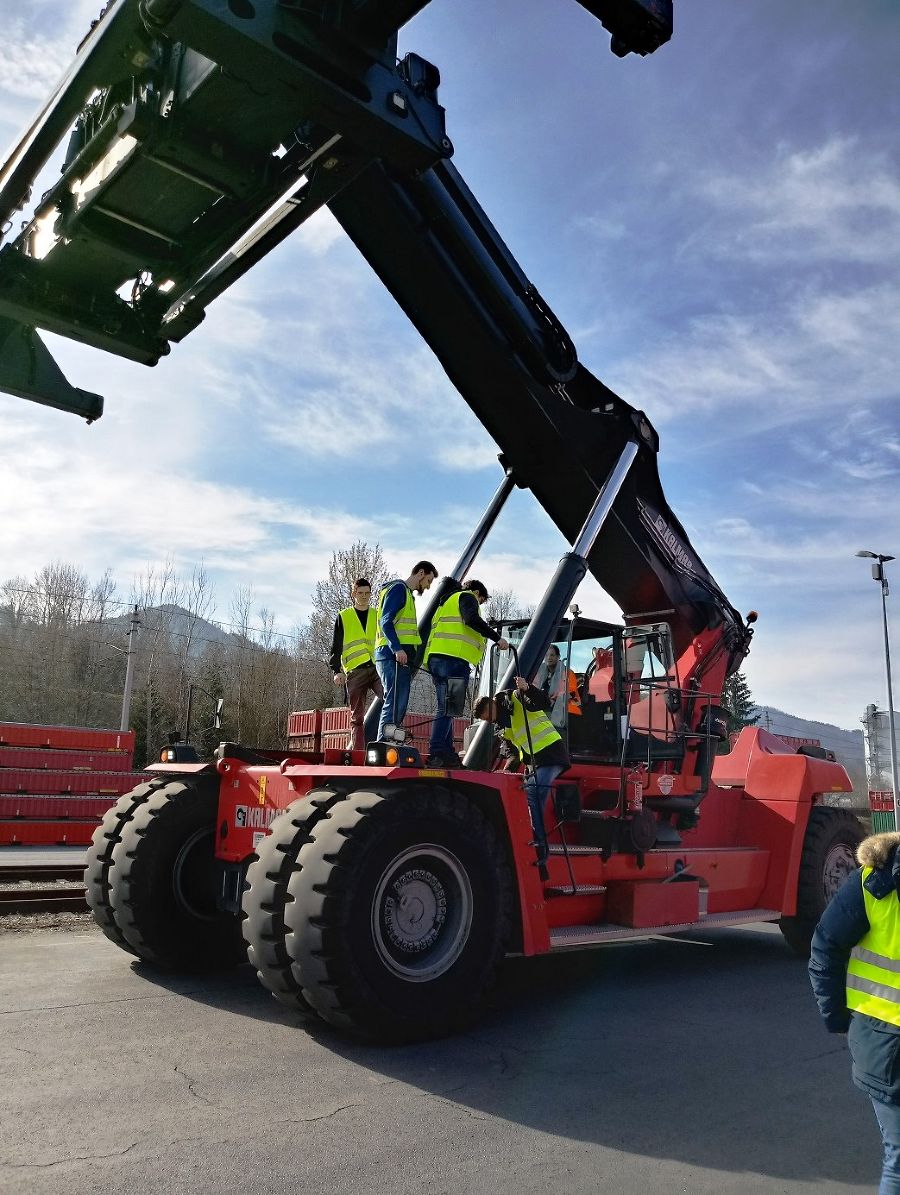 Die 4.bSL auf einem Reach Stacker