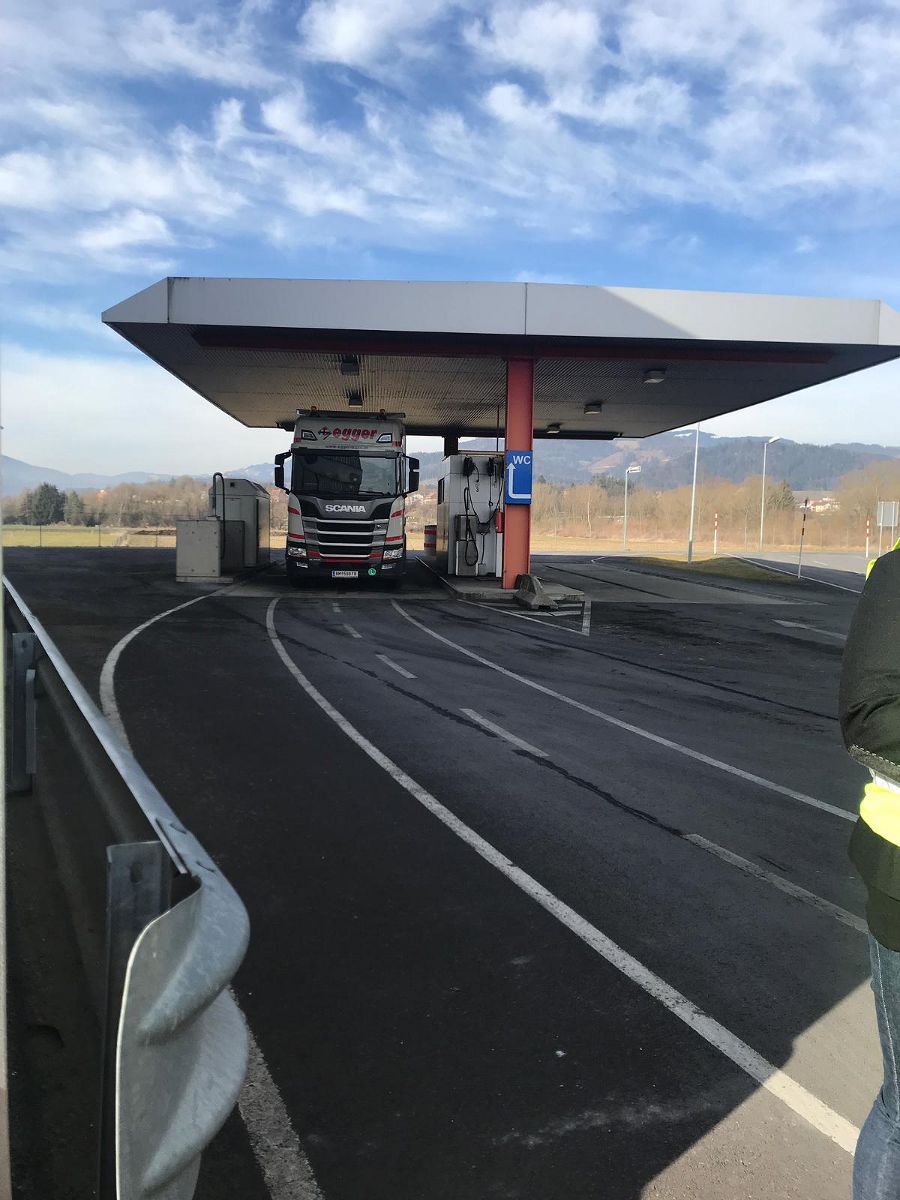 Kraftstoff tanken an der hauseigenen Tankstelle