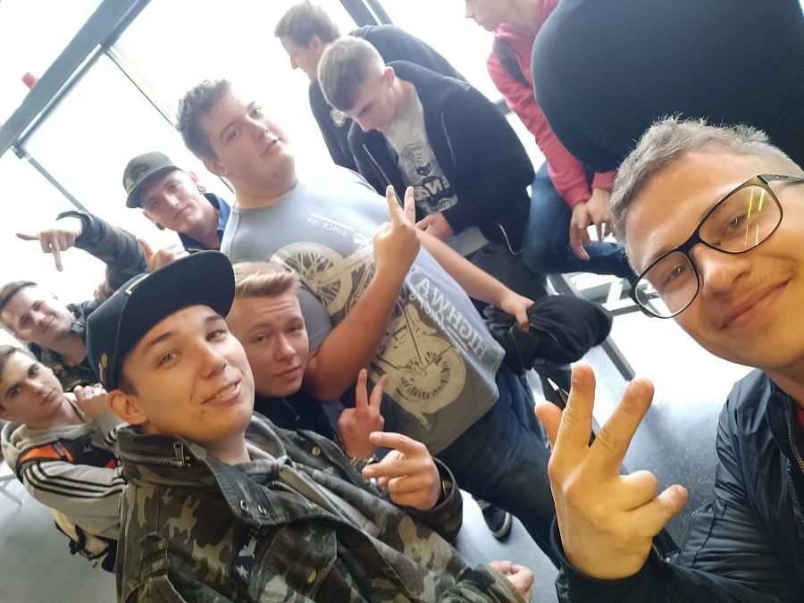 3bSB-Gruppenfoto Flughafen