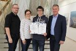 Manuel Grill zeigt stolz seine beiden Sieger-Urkunden © G.Wiesenhofer