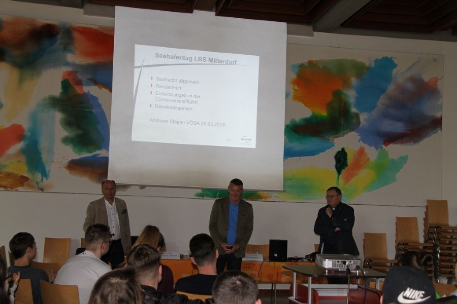 Herr Direktor Schober begrüßt die Vortragenden sowie die Schüler und Lehrer