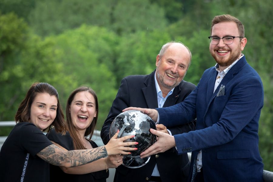Herr Alfred Ferstl freut sich mit dem Gewinner Tobias Tropper und den 2. und 3. Plätzen