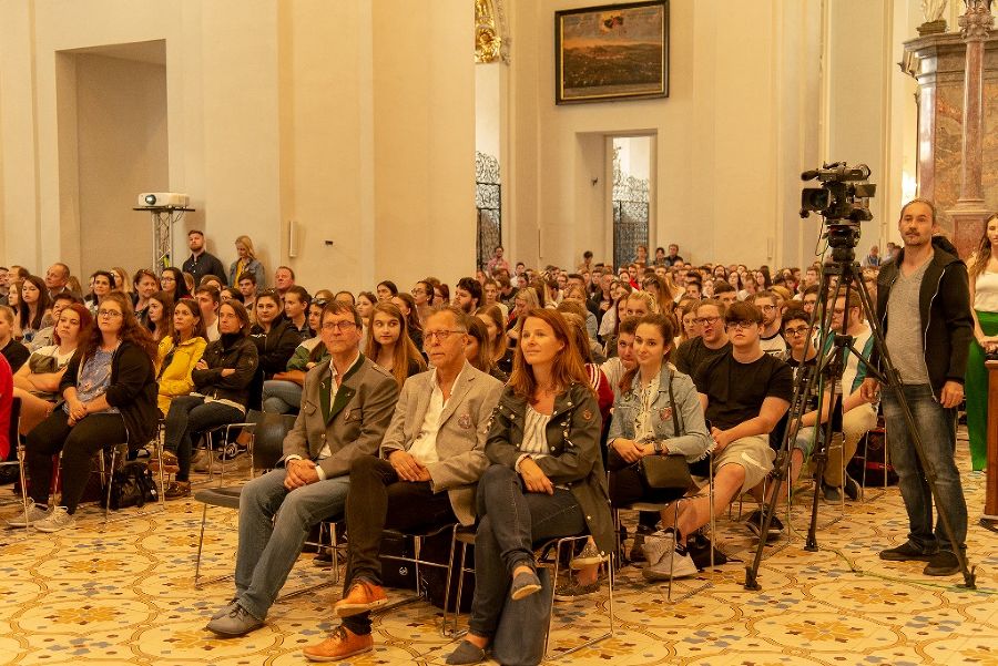 Die Basilika ist bis auf den letzten Platz mit jungen Menschen gefüllt.