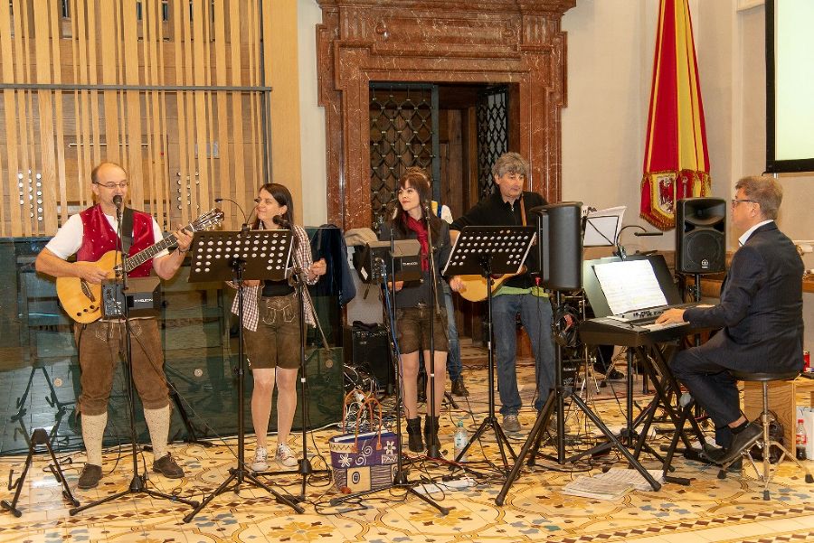 Wie schon in den Jahren zuvor sorgte Hannes Reisenhofer mit seiner Band (und einer ehemaligen Schülerin von uns, Nicole Sattler) für eine wunderbare musikalische Gestaltung.