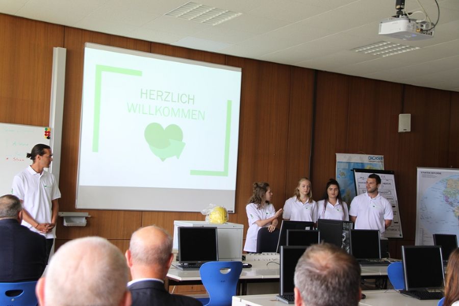 Aaron, Lara, Melanie, Rabia und Elias beginnen mit der Projektpräsentation