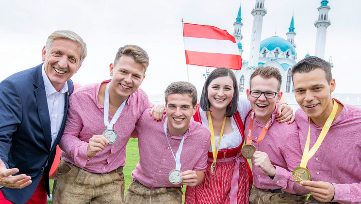 WKO Steiermark Präsident Josef Herk gratuliert den steirischen Medaillengewinnern Marc Berndorfer, Johannes Kalß, Julia Leitgeb, Julian Fink und Alexander Krutzler (v.l.). 