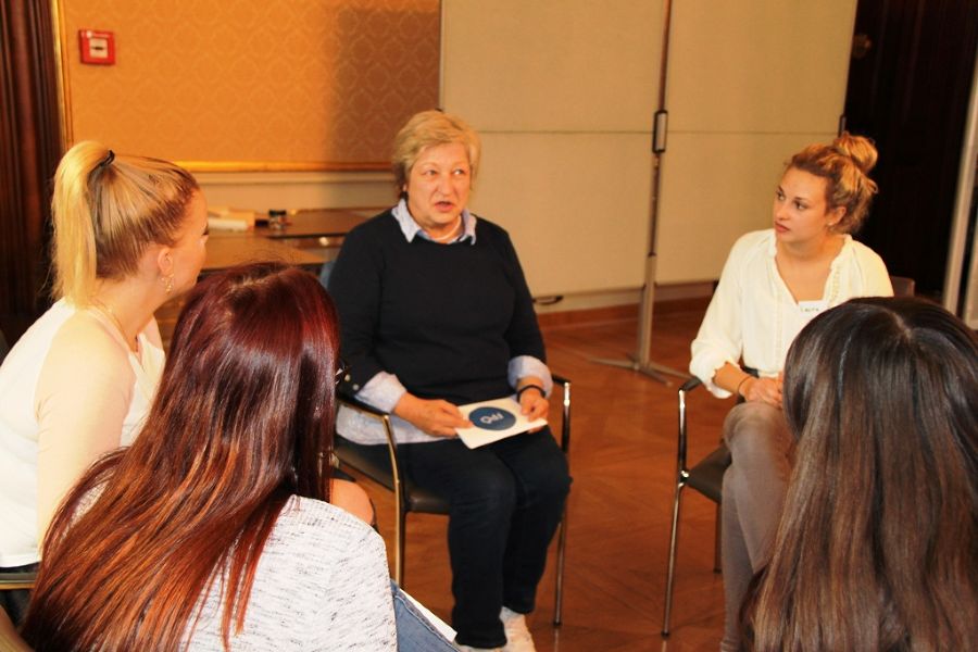 Frau LAbg. Helga Kügerl inmitten der Schüler/innen