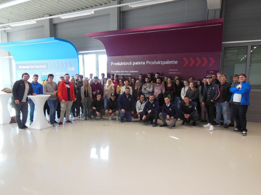 Gruppenfoto im VW-Werk in Bratislava