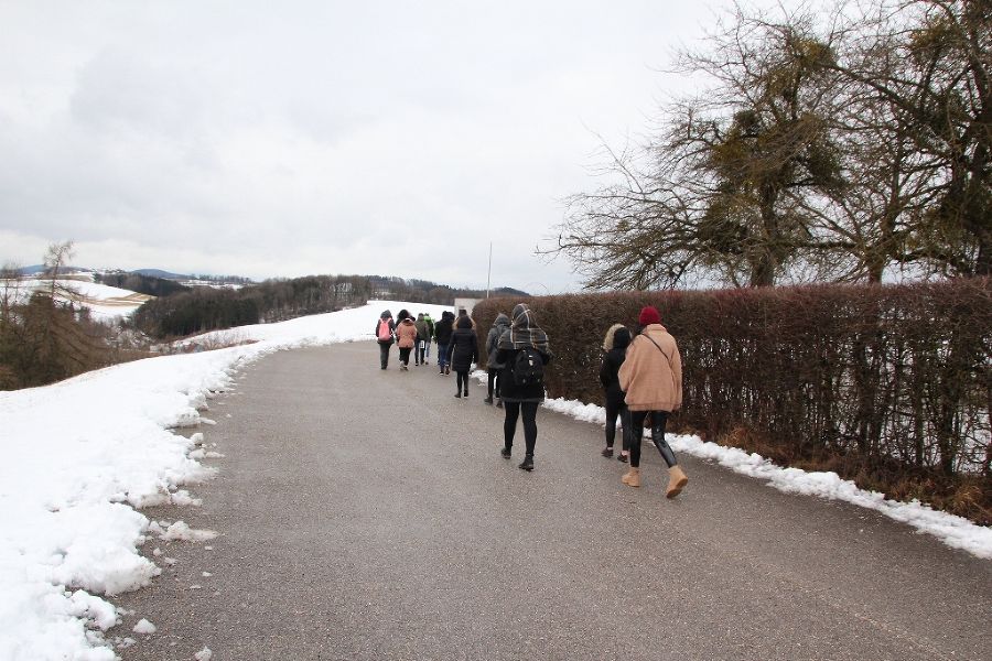 Die Schüler im ehemaligen KZ-Gelände