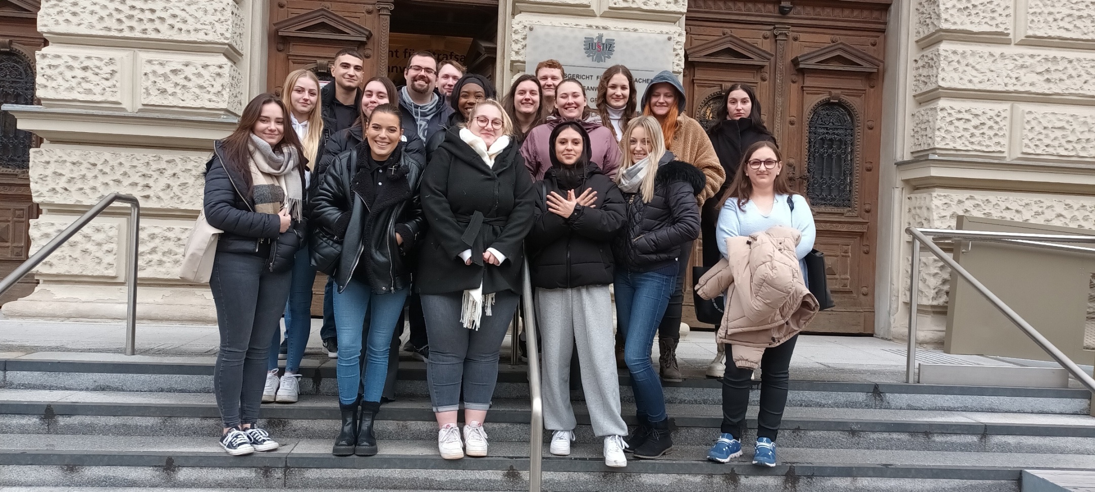 Die Schüler/-innen der 2cVA vor dem Straflandesgericht Graz