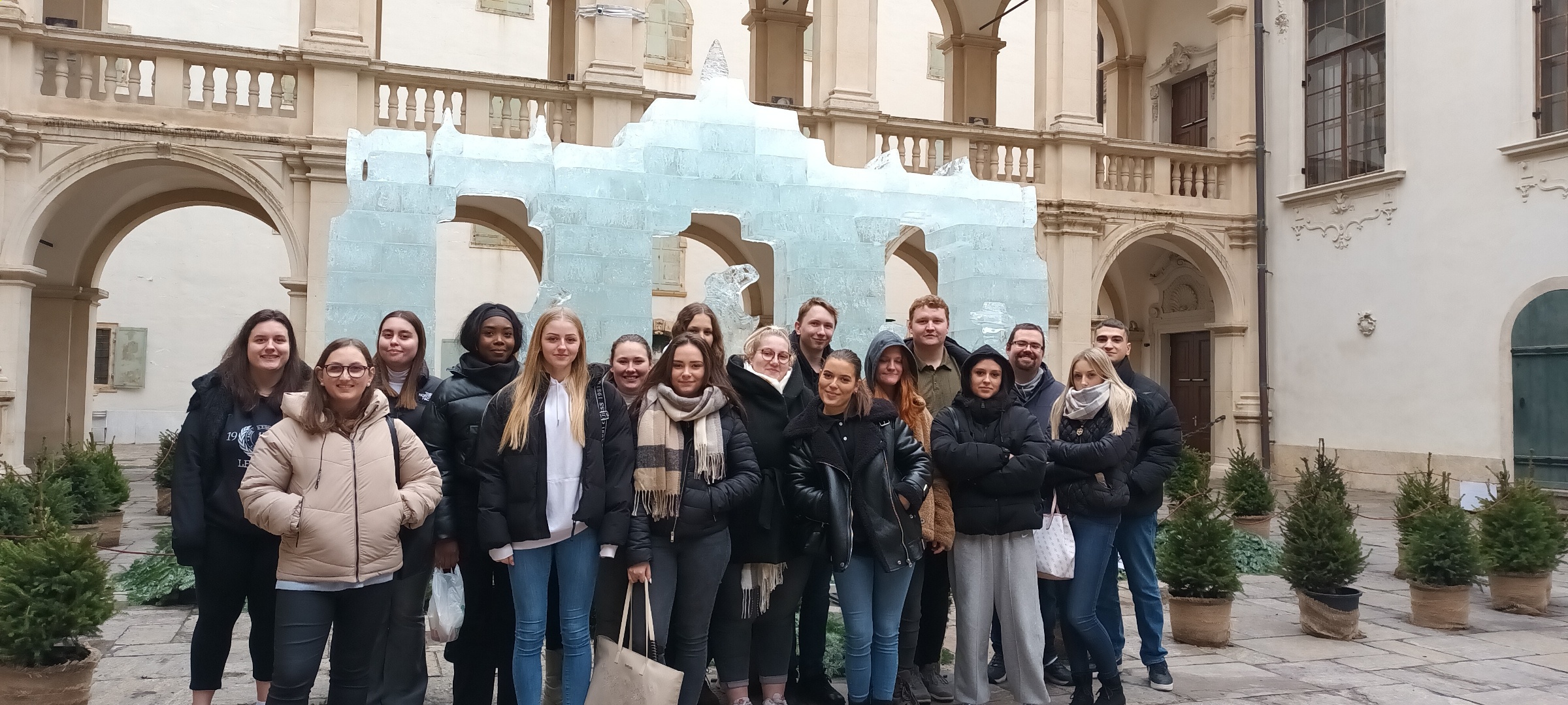 Gruppenfoto der 2cVA vor der Eiskrippe im Landhaushof