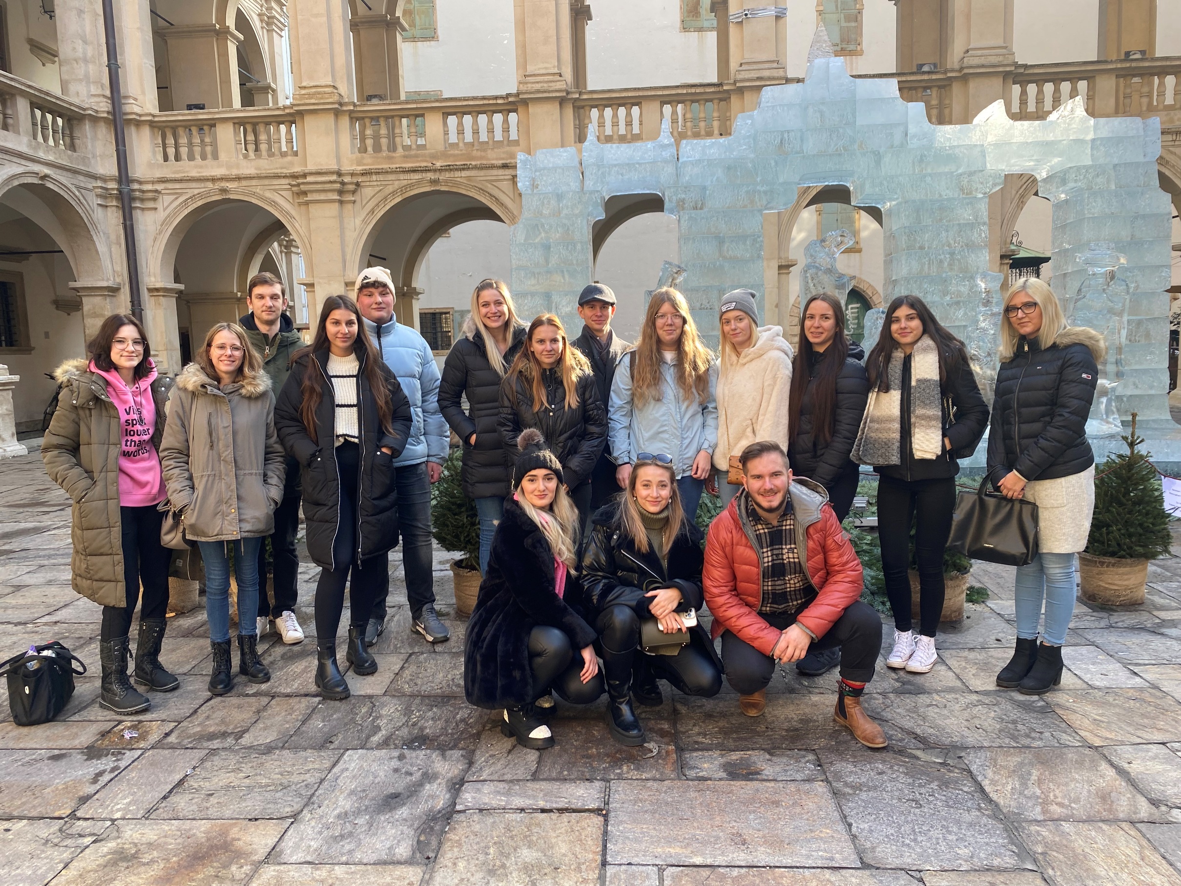 Gruppenfoto der 3aVA vor der Eiskrippe im Landhaushof