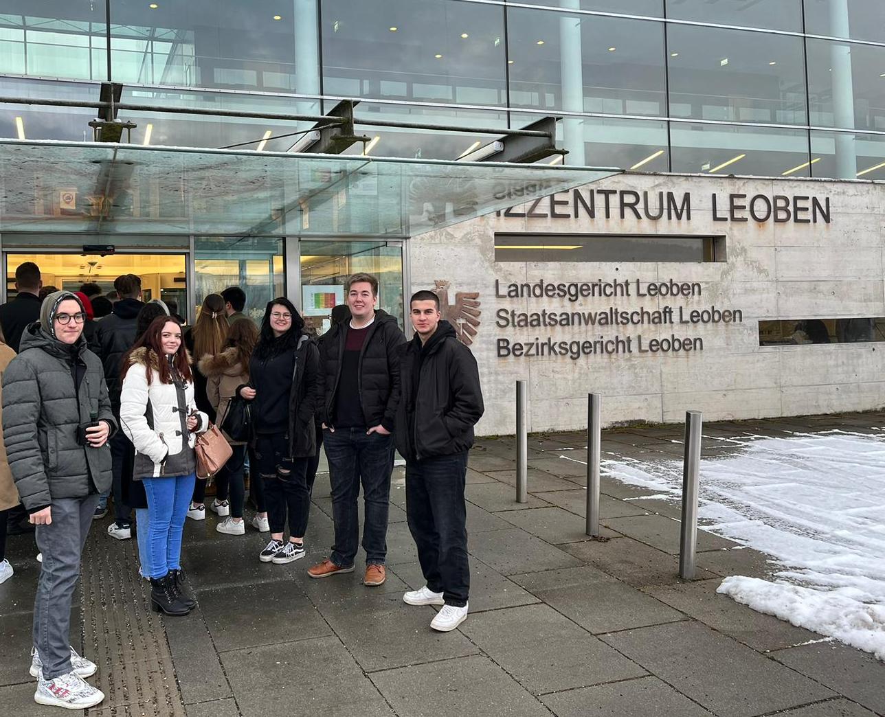 Vor dem Justizzentrum Leoben