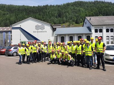 Gruppenfoto der 2eBL & 3dBL vor der RHI Magnesita in der Veitsch 