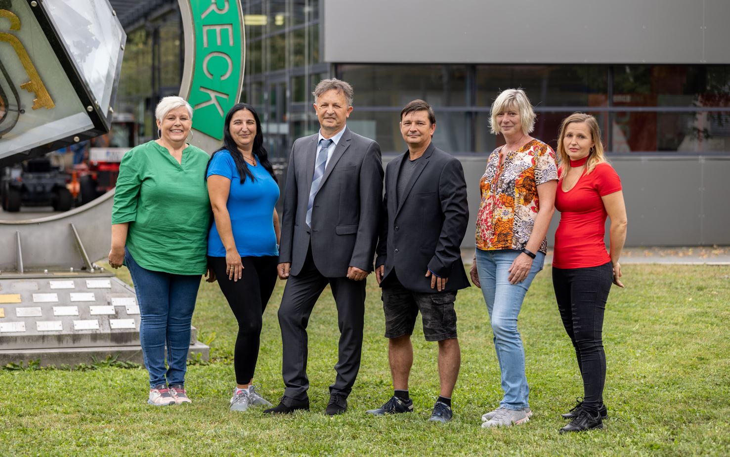 Gruppenfoto des Direktors mit Schulwart und Reinigungsteam