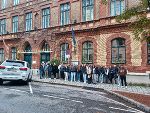 Vor der eindrucksvollen Fassade des Wirtschaftsmuseums © LBS Mitterdorf