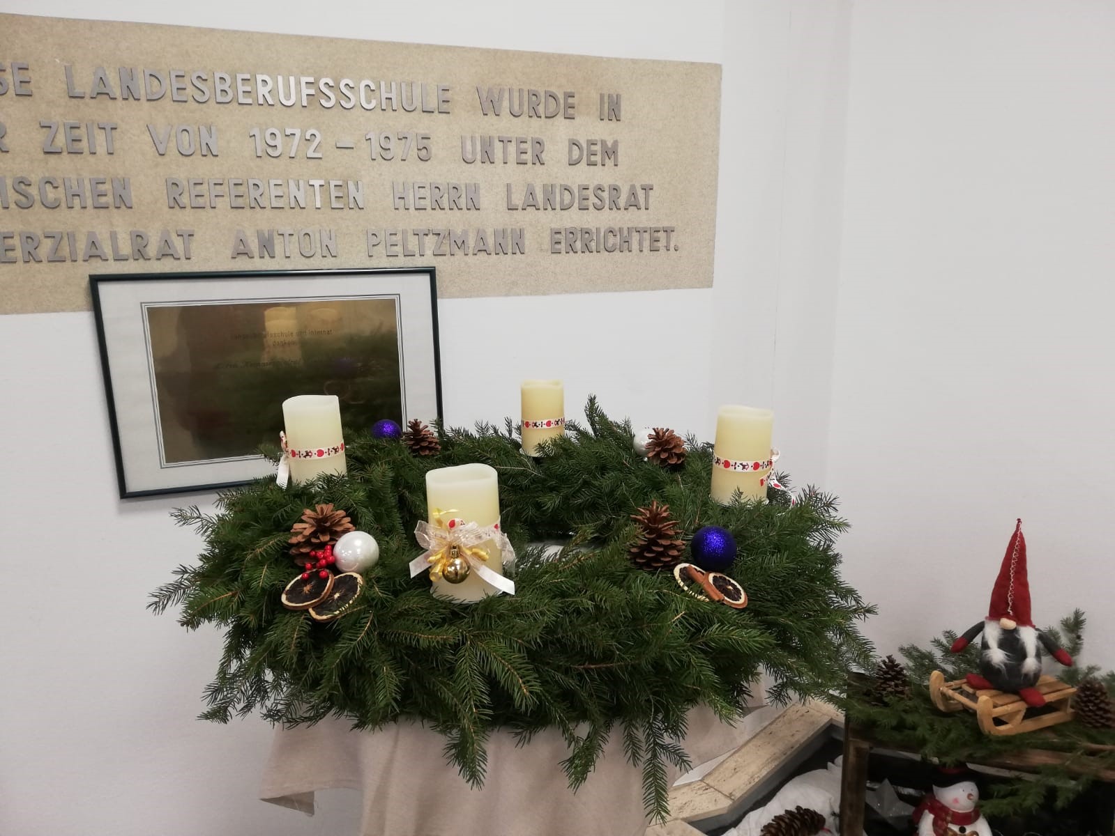 Unser Adventkranz im Foyer der Schule