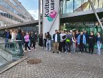 Gruppenfoto der Schüler:innen aus der 1aIK und der 3cBL