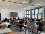 Schüler:innen mit der Vortragenden 