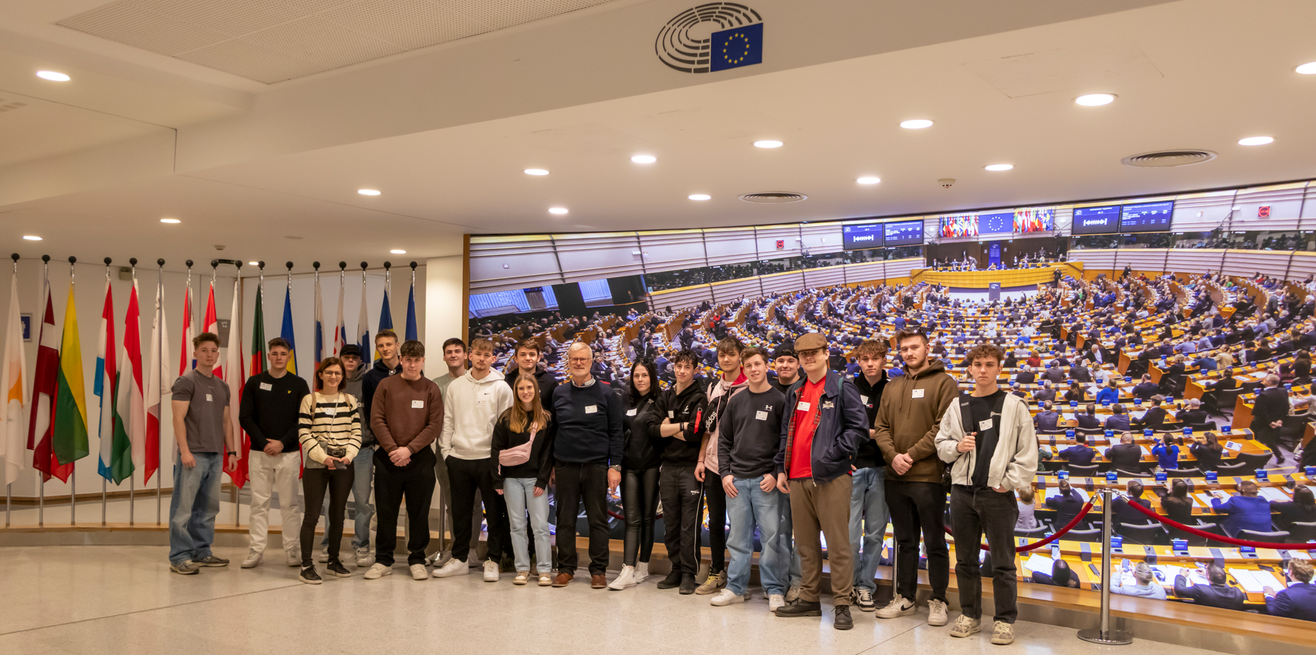 Gruppenfoto von Schülerinnen und Schülern mit Lehrpersonen im EU Parlament 